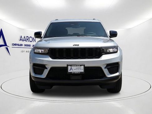 Used 2023 Jeep Grand Cherokee Altitude AWD/4WD image 2