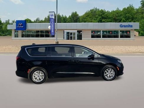 Used 2024 Chrysler Pacifica Touring-L image 6