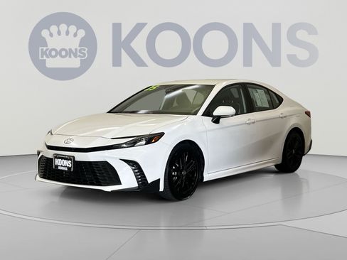 Used 2025 Toyota Camry SE FWD image 1