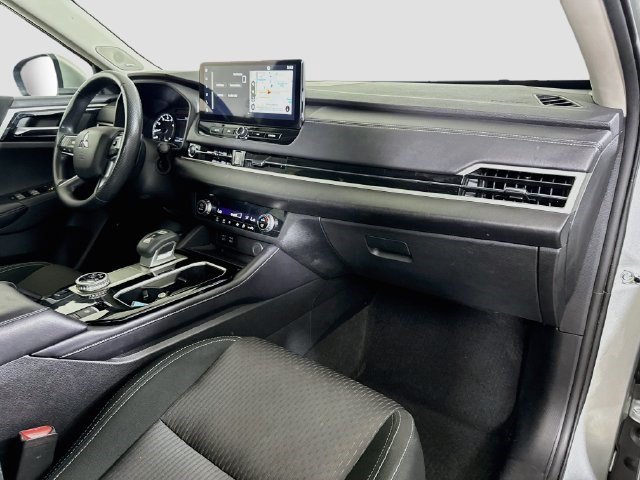 Used 2025 Mitsubishi Outlander ES FWD image 29
