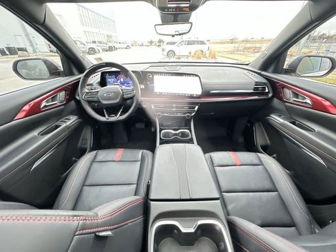 Used 2025 Chevrolet Traverse RS image 21