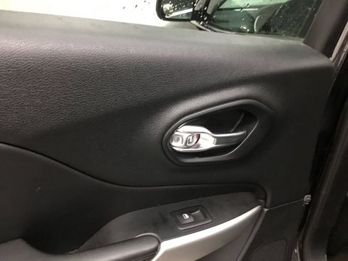 Used 2018 Jeep Cherokee Overland AWD/4WD image 12