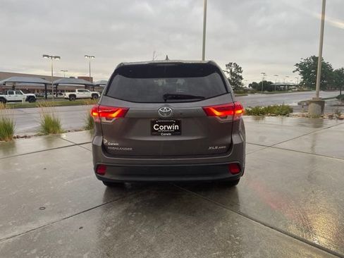 Used 2019 Toyota Highlander XLE w/ Carpet Mat Package (TMS) AWD/4WD image 7