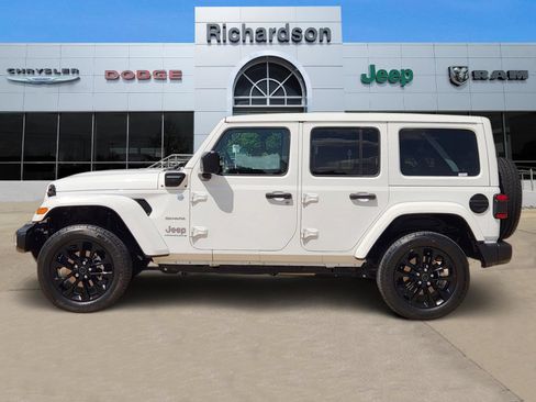 Used 2024 Jeep Wrangler Unlimited Sahara w/ Technology Group AWD/4WD image 3