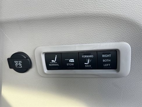 Used 2020 Chrysler Pacifica Limited w/ Tire & Wheel Group image 17