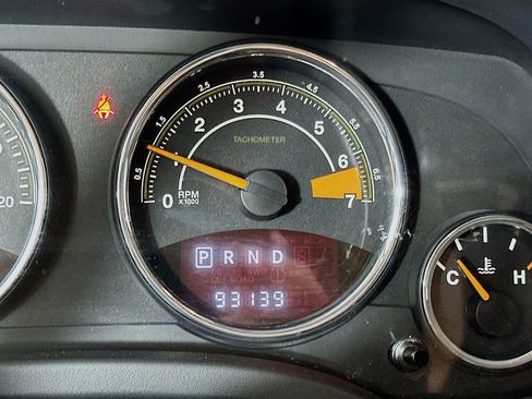Used 2014 Jeep Compass Latitude FWD image 15