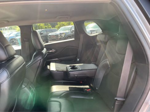 Used 2019 Jeep Cherokee Latitude Plus w/ Comfort/Convenience Group FWD image 24