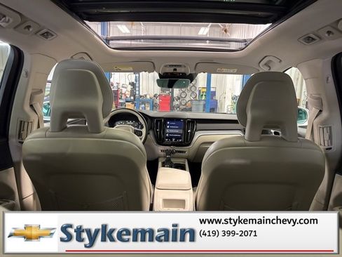 Used 2018 Volvo XC60 T6 Momentum w/ Convenience Package image 17