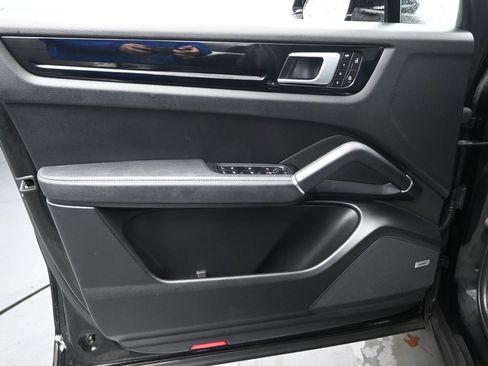 Used 2022 Porsche Cayenne image 25