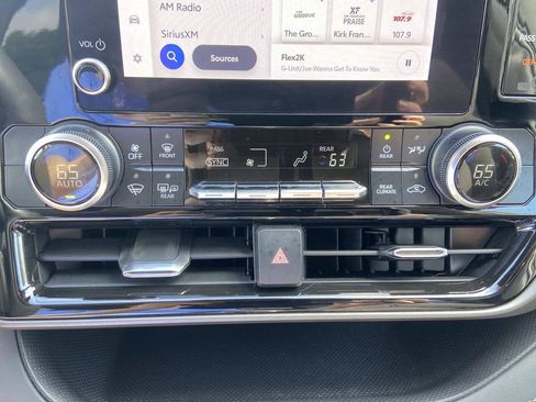 Used 2023 Toyota Highlander LE FWD image 38
