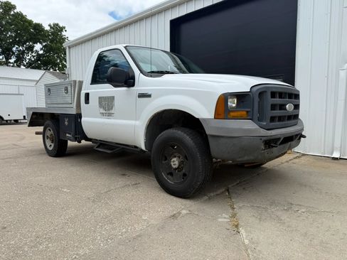 Used 2005 Ford F250 XL AWD/4WD image 2