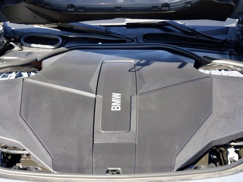 Used 2025 BMW i7 xDrive60 w/ Executive Package image 27