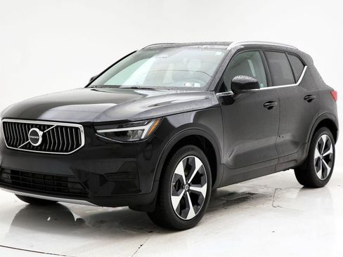 Used 2025 Volvo XC40 B5 Core AWD/4WD image 2
