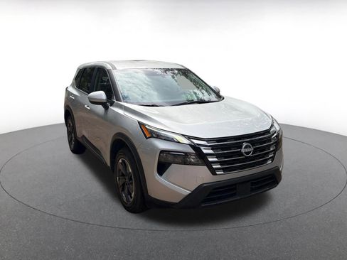 Used 2025 Nissan Rogue SV image 1