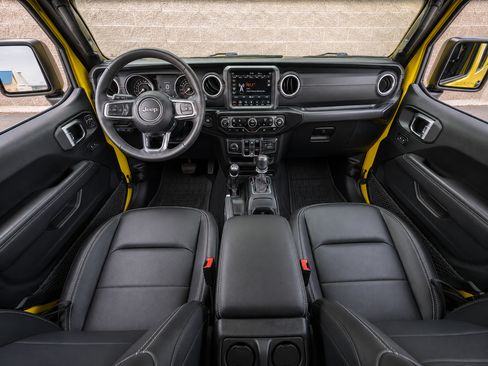 Used 2023 Jeep Wrangler Unlimited Sahara w/ Cold Weather Group AWD/4WD image 2