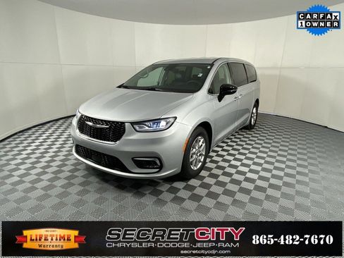 Used 2024 Chrysler Pacifica Touring-L image 3