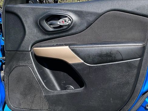 Used 2018 Jeep Cherokee Latitude w/ Altitude Package image 25