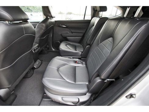 Used 2024 Toyota Highlander XLE FWD image 12