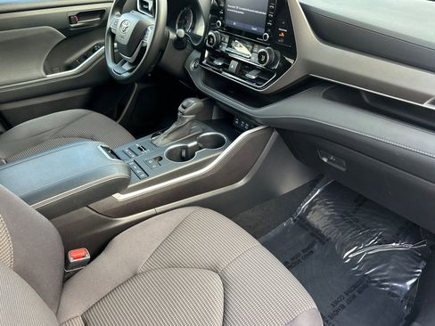 Certified 2022 Toyota Highlander L image 20