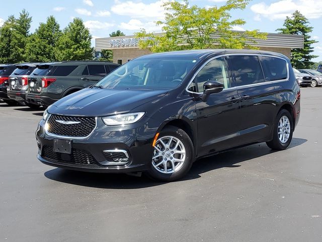 Used 2023 Chrysler Pacifica Touring-L FWD image 38