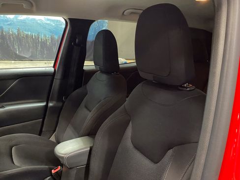 Used 2023 Jeep Renegade Latitude AWD/4WD image 19