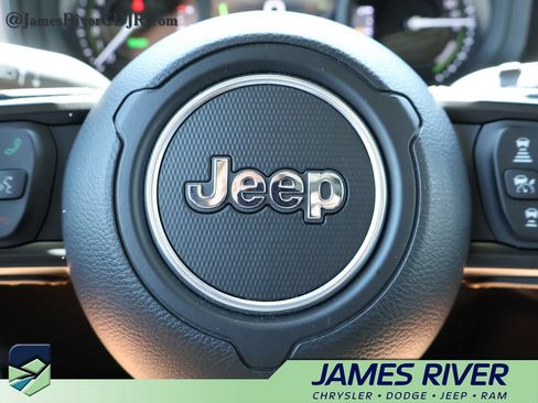 Used 2024 Jeep Wrangler Unlimited AWD/4WD image 25