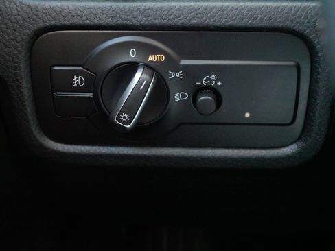 Used 2014 Volkswagen Touareg Sport image 26