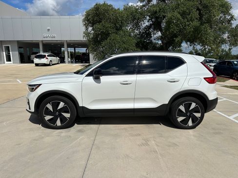 Used 2025 Volvo EX40 Core image 3