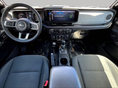 Used 2025 Jeep Wrangler Unlimited Sahara AWD/4WD image 7