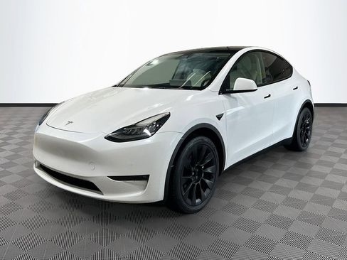 Used 2022 Tesla Model Y Long Range image 3