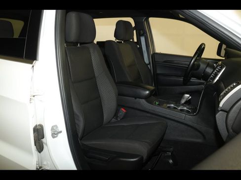 Used 2021 Jeep Grand Cherokee Laredo AWD/4WD image 29