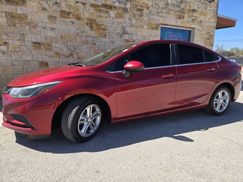 Used 2017 Chevrolet Cruze LT image 2