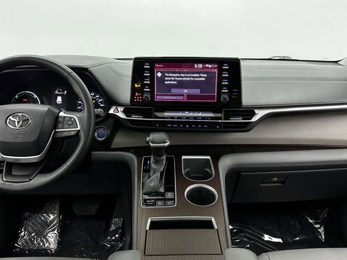 Used 2023 Toyota Sienna XLE image 30
