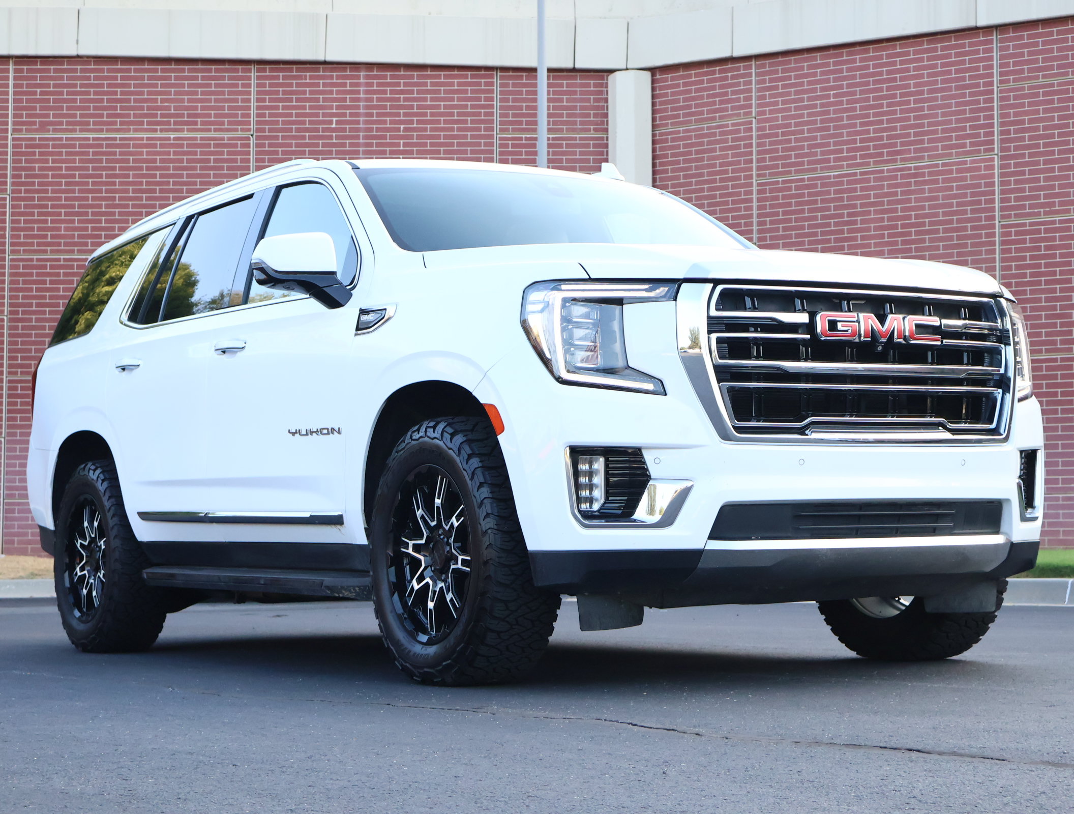 Used 2022 GMC Yukon SLT w/ SLT Premium Package AWD/4WD image 1