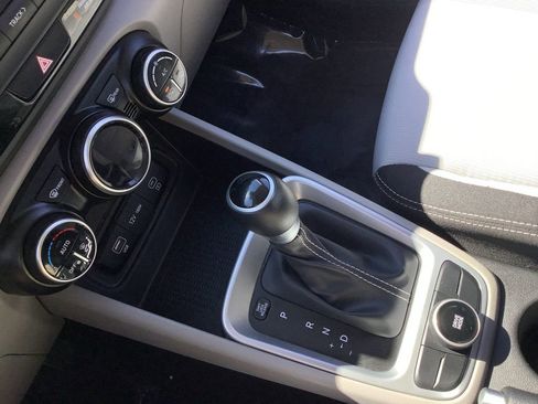 Used 2025 Hyundai Venue SEL FWD image 28