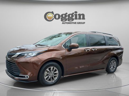 Used 2023 Toyota Sienna XLE FWD image 1
