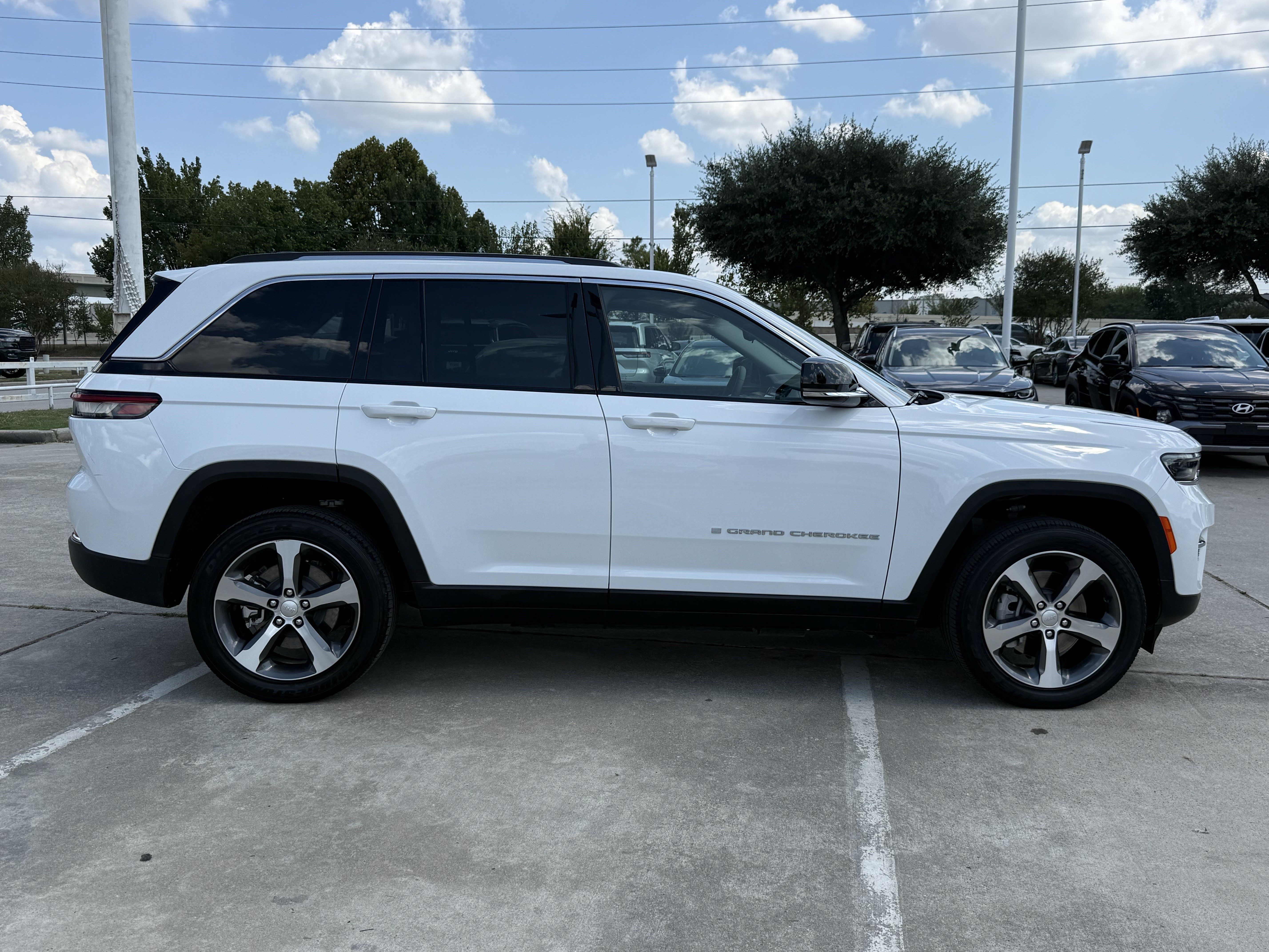 Used 2023 Jeep Grand Cherokee 4WD 4xe image 3