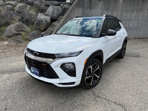 Used 2023 Chevrolet TrailBlazer RS w/ Sun and Liftgate Package FWD image 2