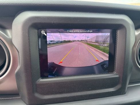 Used 2023 Jeep Gladiator Sport image 8