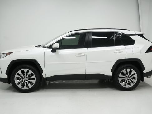 Used 2021 Toyota RAV4 XLE Premium FWD image 7