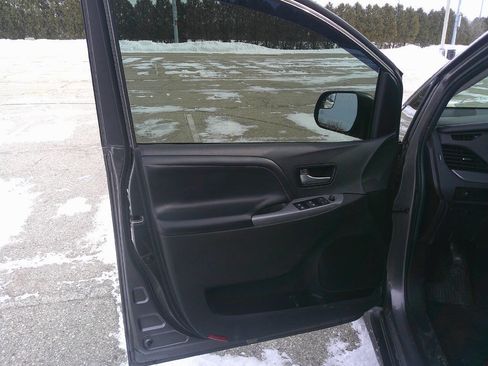 Used 2018 Toyota Sienna SE image 9