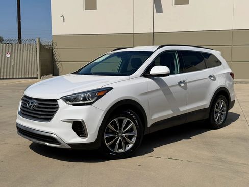 Used 2017 Hyundai Santa Fe SE FWD image 1