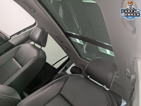 Used 2022 Volkswagen Tiguan SE w/ Panoramic Sunroof Package image 23