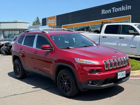 Used 2017 Jeep Cherokee Latitude w/ True North Edition AWD/4WD image 2