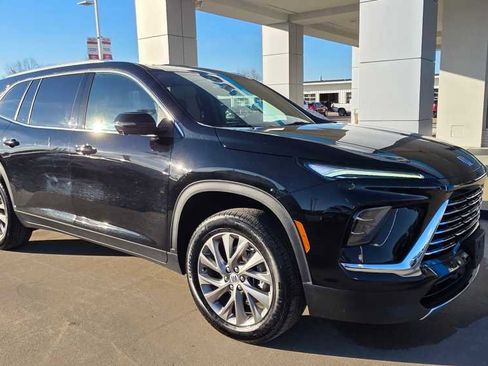 Used 2025 Buick Enclave Preferred image 2