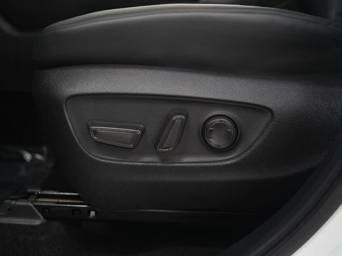 Used 2024 Toyota Highlander XLE AWD/4WD image 29