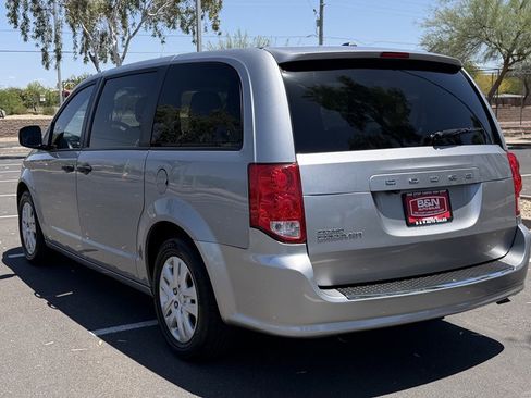 Used 2020 Dodge Grand Caravan SE w/ UConnect Hands-Free Group FWD image 3