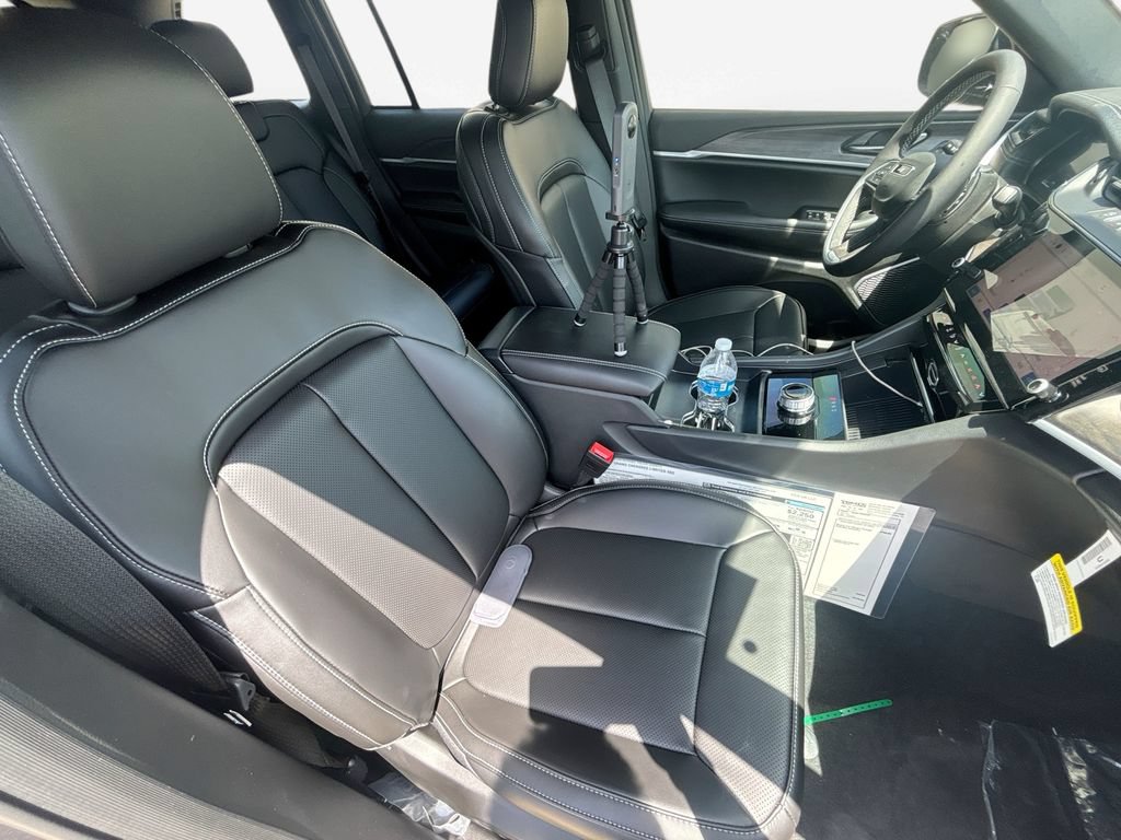 New 2026 Jeep Grand Cherokee Limited w/ Luxury Tech Group II RWD image 28