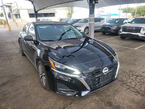 Used 2025 Nissan Altima 2.5 SV FWD image 2
