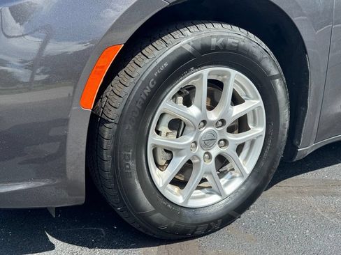 Used 2023 Chrysler Pacifica Touring-L FWD image 29